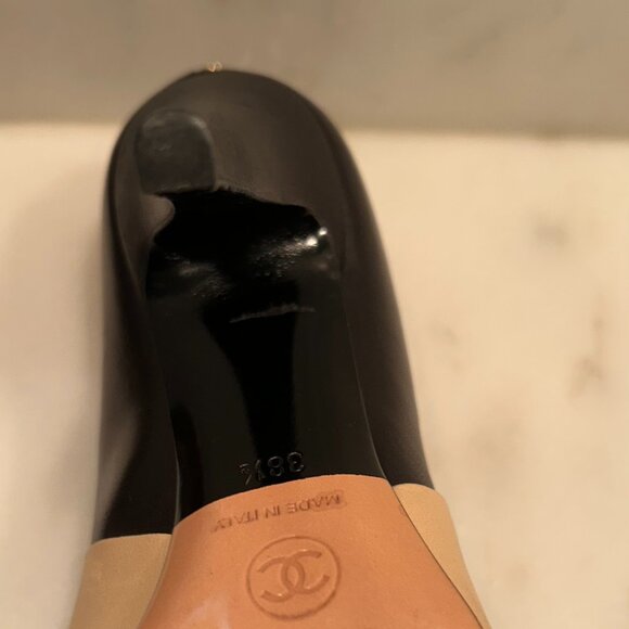 CHANEL T Strap Mary Jane Cap Toe Heels Black Tan Leather CC Logo Pumps 38.8 US8 - Picture 6 of 16